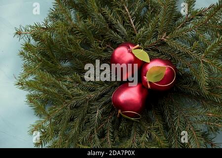 Boules de noël rouges sur branches d'épinette Banque D'Images