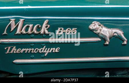 Le logo de la marque Mack Trucks le Bulldog sur divers véhicules au musée Bill Richardson transport World, Invercargill, Nouvelle-Zélande. Banque D'Images