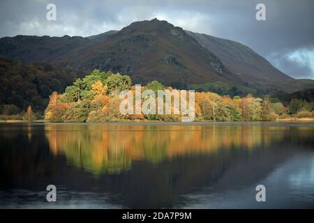 L'île de Grasmere en plein soleil d'automne. Banque D'Images