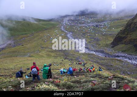 Nanda Devi Raj Jat le plus long yatra religieux dans l'Himalaya Inde. Le Nanda Devi Raj Jaat, d'une durée de trois semaines, est un pèlerinage et un festival d'Uttarakhand en Inde. Banque D'Images