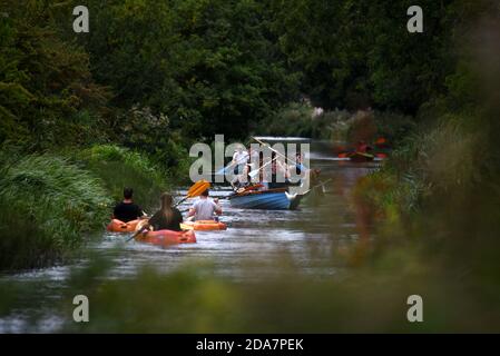 Les gens qui se gâtent dans les petits bateaux le long de la belle Basingstoke Canal près d'Odiham dans le Hampshire Banque D'Images