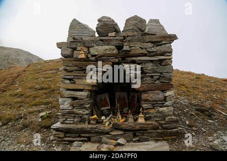 Temple hindou en haute altitude de l'Himalaya Inde. Un temple hindou est une maison symbolique, un siège et un corps de divinité pour les hindous. C'est une structure conçue pour rassembler les êtres humains et les dieux. Banque D'Images