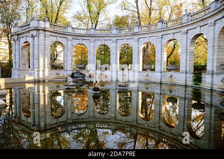 Berlin, Allemagne. 05ème novembre 2020. Les arcades semi-circulaires du Märchenbrunnen dans le Volkspark Friedrichshain se reflètent dans l'eau de la fontaine. En automne, les fontaines sont déjà fermées, mais l'eau n'a pas encore été pompée. Credit: Annette Riedl/dpa-Zentralbild/ZB/dpa/Alay Live News Banque D'Images