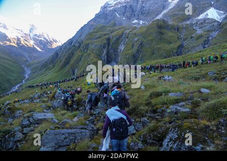 Nanda Devi Raj Jat le plus long yatra religieux dans l'Himalaya Inde. Le Nanda Devi Raj Jat, d'une durée de trois semaines, est un pèlerinage et un festival d'Uttarakhand en Inde. Banque D'Images