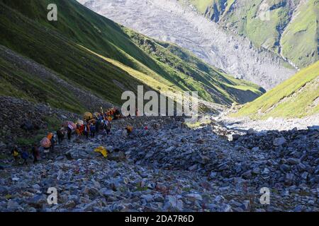 Nanda Devi Raj Jaat le plus long yatra religieux dans l'Himalaya Inde. Le Nanda Devi Raj Jat, d'une durée de trois semaines, est un pèlerinage et un festival d'Uttarakhand en Inde. Banque D'Images