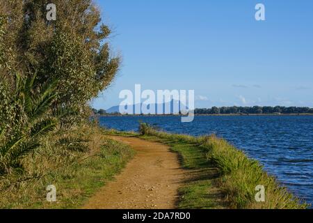 Lac Fogliano et Mont Circeo, Parc national de Circeo, Italie Banque D'Images