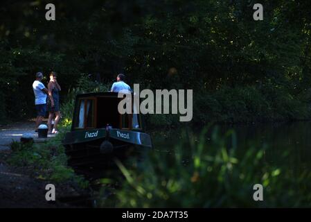 Vacanciers appréciant leur temps sur un bateau à narrowboat le long de la belle Basingstoke Canal près de Frimley Green à Surrey Banque D'Images