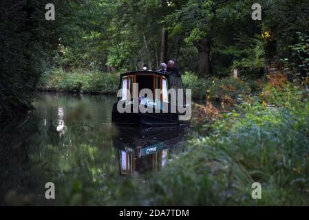 Bateaux le long du magnifique canal de Basingstoke, près de la vache à orge Pont à Dogmersfield dans le Hampshire Banque D'Images