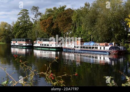 Des bateaux sont amarrés le long de la Tamise sur le Surrey/Berkshire border un jour d'automne clair Banque D'Images