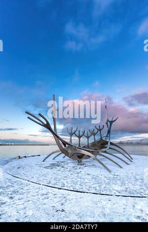 Reykjavik, Islande. - 17 janvier 2020 : le Sun Voyager, une sculpture moderne de Jon Gunnar Arnason, d'un navire viking. Coucher De Soleil À Reykjavik, Islande. Banque D'Images