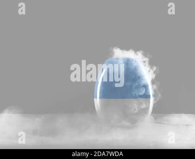 L'humidificateur libère de la vapeur. Humidificateur blanc au travail Banque D'Images