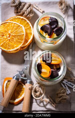 Dessert aux protéines d'orange.yogourt naturel au chocolat.bonbons de Noël.aliments et boissons sains. Banque D'Images