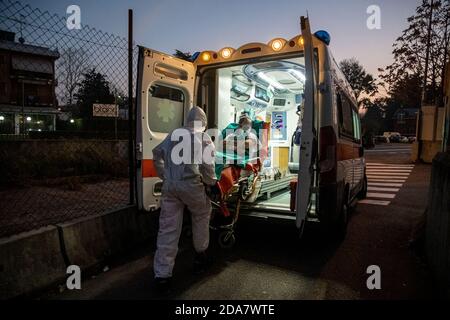 Monza, Italie. 10 novembre 2020. Monza -Covid-19 urgence région Lombardie Rozza - Hôpital San Gerardo,118 premiers soins, ambulances et personnel médical. Transfert d'un patient Covid affecté à un autre hôpital (Monza - 2020-11-10, Marco Passaro) p.s. la foto e' utilizzabile nel rispetto del contento in cui e' stata scattata, e senza intento diffamatorio del decoro delle persone rappresentate Credit: Independent photo Agency/Alay Live News Banque D'Images