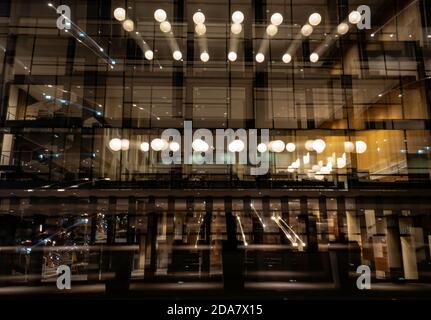 Berlin, Allemagne. 28 octobre 2020. Le foyer de la Deutsche Oper Berlin est lumineux. Credit: Paul Zinken/dpa-Zentralbild/ZB/dpa/Alay Live News Banque D'Images