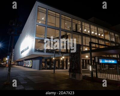 Berlin, Allemagne. 28 octobre 2020. Le foyer de la Deutsche Oper Berlin est lumineux. Credit: Paul Zinken/dpa-Zentralbild/ZB/dpa/Alay Live News Banque D'Images