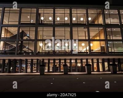 Berlin, Allemagne. 28 octobre 2020. Le foyer de la Deutsche Oper Berlin est lumineux. Credit: Paul Zinken/dpa-Zentralbild/ZB/dpa/Alay Live News Banque D'Images