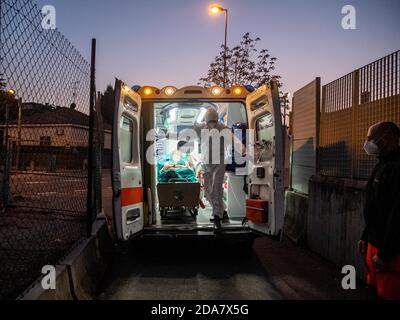 Monza, Italie. 10 novembre 2020. Monza -Covid-19 urgence région Lombardie Rozza - Hôpital San Gerardo,118 premiers soins, ambulances et personnel médical. Transfert d'un patient Covid affecté à un autre hôpital (Monza - 2020-11-10, Marco Passaro) p.s. la foto e' utilizzabile nel rispetto del contento in cui e' stata scattata, e senza intento diffamatorio del decoro delle persone rappresentate Credit: Independent photo Agency/Alay Live News Banque D'Images