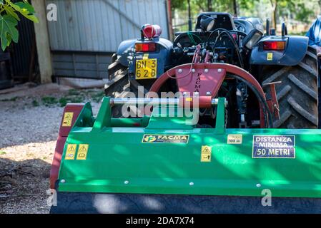 terni, italie mai 24 2020 : le tracteur et l'ensileuse new holland sortent du garage et sont prêts à travailler Banque D'Images