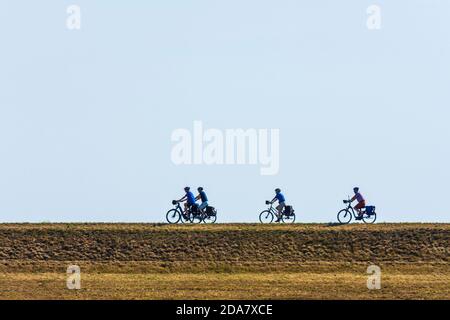 ECHEM: Cyclistes au barrage, grand ciel, Elbe und Wendland, Niedersachsen, Basse-Saxe, Allemagne Banque D'Images