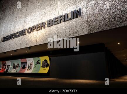 Berlin, Allemagne. 28 octobre 2020. Le lettrage 'Deutsche Oper Berlin' sur la façade du bâtiment est illuminé. Credit: Paul Zinken/dpa-Zentralbild/ZB/dpa/Alay Live News Banque D'Images