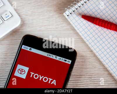 Dans cette illustration, un logo Toyota Motor est affiché sur un téléphone intelligent. Banque D'Images