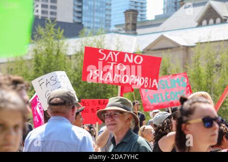Un manifestant a tenu un écriteau disant non à l'islamophobie pendant la manifestation.UN rassemblement 'Stop the Hate' a été organisé par des manifestants antifascistes de l'ANTIFA à Nathan Phillip Square, en opposition à WCAI (Coalition mondiale contre l'islam) Canada, un groupe qui a organisé une manifestation le même jour. Banque D'Images