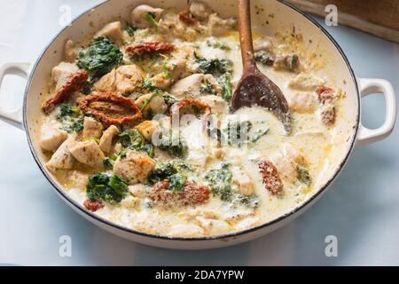 Poulet toscan crémeux aux tomates séchées, aux épinards et au parmesan Banque D'Images