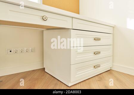 Commode en bois blanc avec poignées en bronze vintage bureau Banque D'Images