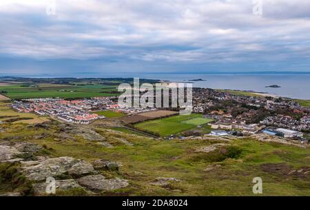 Vue de la loi de Berwick sur le développement des logements de Cala Homes et le littoral de Firth of Forth dans le nord de Berwick, East Lothian, Écosse, Royaume-Uni Banque D'Images