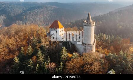 Vue aérienne sur l'automne du château de Kokorin construit en pierre 14ème siècle.il se trouve au milieu de la réserve naturelle sur Un éperon rocheux escarpé au-dessus du Kokorin Banque D'Images