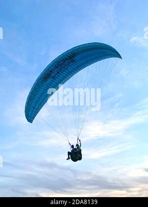 Balneário de Camboriú, Santa Catarina, Brésil - 04 mai 2019. Touristes et pilotes de parapente décollage à Morro do Careca au coucher du soleil. Banque D'Images