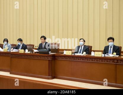 Pékin, Chine. 10 novembre 2020. Li Zhanshu, président du Comité permanent du Congrès national du peuple (CNP), préside une séance plénière de la 23e session du 13ème Comité permanent du CNP à Beijing, capitale de la Chine, le 10 novembre 2020. Credit: Gao Jie/Xinhua/Alay Live News Banque D'Images