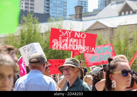Toronto, Ontario, Canada. 11 août 2018. Un manifestant a tenu un écriteau disant non à l'islamophobie pendant la manifestation.UN rassemblement 'Stop the Hate' a été organisé par des manifestants antifascistes de l'ANTIFA à Nathan Phillip Square, en opposition à WCAI (Coalition mondiale contre l'islam) Canada, un groupe qui a organisé une manifestation le même jour. Crédit : Shawn Goldberg/SOPA Images/ZUMA Wire/Alay Live News Banque D'Images