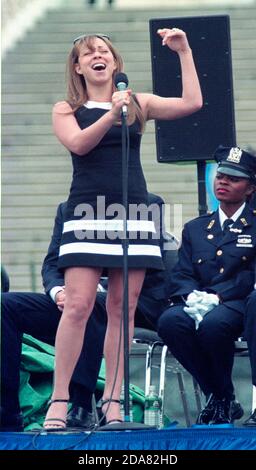 La chanteuse Mariah Carey chante sa chanson « Hero » au Capitole des États-Unis lors du 15e service annuel du jour commémoratif des officiers nationaux de la paix à Washington, DC, le 15 mai 1996. Photo de Francis Specker Banque D'Images