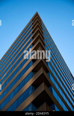 Une vue abstraite d'un coin vif d'un bâtiment générique avec balcons dans un ciel bleu clair. À Arlington, Virginie. Banque D'Images