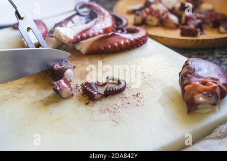 Coupe de pieuvre sur le plan de cuisine. Banque D'Images