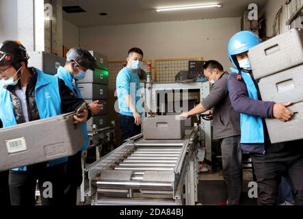 (201110) -- SHANGHAI, le 10 novembre 2020 (Xinhua) -- Wang Longchi (C) inspecte la zone de distribution dans un magasin Hema Fresh à Pudong, dans l'est de la Chine Shanghai, le 10 novembre 2020. Wang, 43 ans, est un directeur de magasin de la chaîne de produits frais d'Alibaba, Hema Fresh, à Pudong, à Shanghai. Aujourd'hui, il est responsable de plus de 500 employés et le magasin dans lequel il travaille sert environ 20,000 clients en ligne et hors ligne chaque jour, les commandes en ligne représentant 70 % des ventes. Ayant travaillé dans l'industrie de la vente au détail depuis son diplôme et assisté au développement de Pudong, Wang se sent chanceux d'être dans le commerce. (Xinhu Banque D'Images