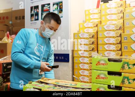 (201110) -- SHANGHAI, le 10 novembre 2020 (Xinhua) -- Wang Longchi vérifie les informations d'inventaire dans la zone de service de commande en ligne dans un magasin Hema Fresh à Pudong, dans l'est de la Chine Shanghai, le 10 novembre 2020. Wang, 43 ans, est un directeur de magasin de la chaîne de produits frais d'Alibaba, Hema Fresh, à Pudong, à Shanghai. Aujourd'hui, il est responsable de plus de 500 employés et le magasin dans lequel il travaille sert environ 20,000 clients en ligne et hors ligne chaque jour, les commandes en ligne représentant 70 % des ventes. Ayant travaillé dans l'industrie de la vente au détail depuis son diplôme et assisté au développement de Pudong, Wang se sent chanceux Banque D'Images