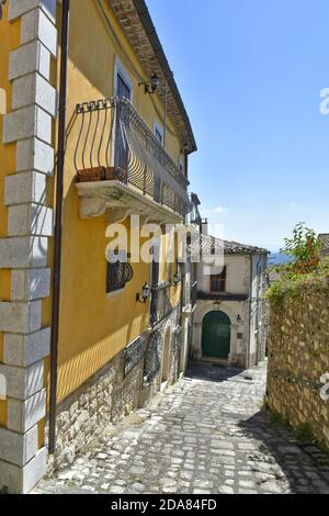 Une rue étroite parmi les maisons anciennes de Santa Croce del Sannio, un village médiéval de la région Campanie, en Italie. Banque D'Images