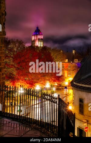 Rue St Louis et l'édifice des prix, Québec, la nuit, vu de la porte St Louis Banque D'Images