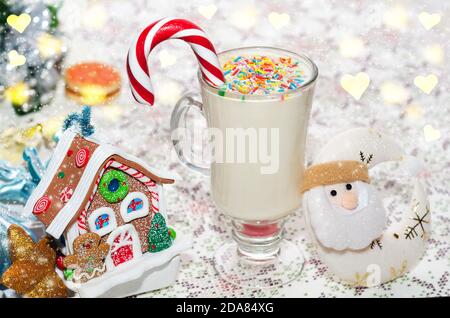Milkshake à la canne au caramel, pour les vacances d'hiver parmi les décorations de Noël Banque D'Images