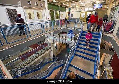 L'un des escaliers intérieurs de l'atrium du Torpedo Factory Art Center dans la vieille ville, Alexandria, Virginie. Banque D'Images