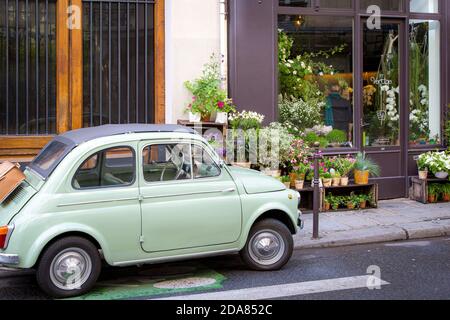 Fiat garée sur le trottoir à la fleuriste, les Marais, Paris, France Banque D'Images