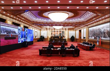 Pékin, Chine. 10 novembre 2020. Le président chinois Xi Jinping assiste à la 20e réunion du Conseil des chefs d'État de l'Organisation de coopération de Shanghai (OCS) par liaison vidéo à Beijing, capitale de la Chine, le 10 novembre 2020. Crédit : Ding Lin/Xinhua/Alay Live News Banque D'Images