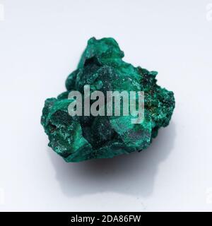 Minerai vert malachite sur fond blanc. Malachite vert naturel Banque D'Images