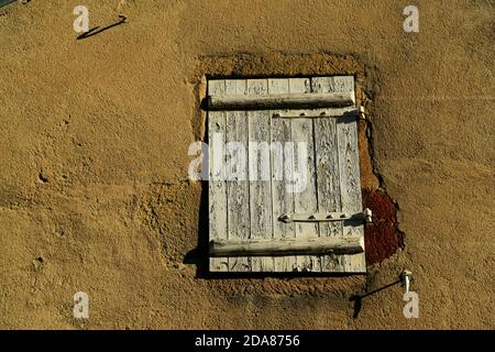 Vieux volets de fenêtres en bois, peints et abîmés. Banque D'Images