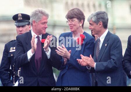 Le président des États-Unis, Bill Clinton, est parti, avec le procureur général des États-Unis Janet Reno, au centre, et le secrétaire au Trésor américain Robert Rubin au Capitole des États-Unis, lors du 15e service commémoratif annuel des officiers nationaux de la paix à Washington, DC, le 15 mai 1996. Photo de Francis Specker Banque D'Images