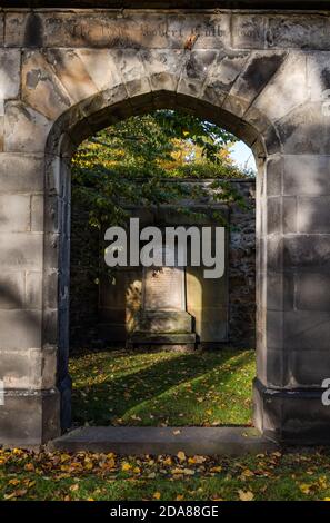 Tombe dans le cimetière de l'église paroissiale de Leith Sud à l'automne, Edimbourg, Écosse, Royaume-Uni Banque D'Images