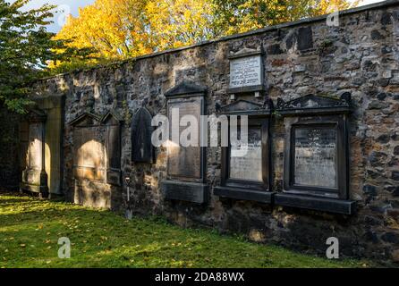 Tombes dans le mur dans le cimetière de l'église paroissiale de Leith Sud en automne, Edimbourg, Écosse, Royaume-Uni Banque D'Images