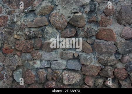 Mur du château en vieilles pierres. Mur de château fait de vieilles textures de pierres pour le design et la photo de fond. Banque D'Images